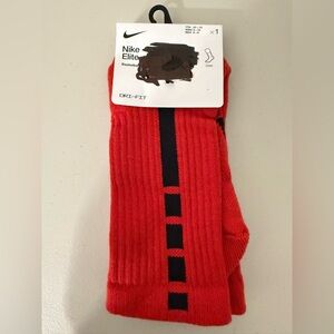 Nike Red and Black Athletic Crew Socks
Y-5y-7y.  W- 6-10.  Men 6-8